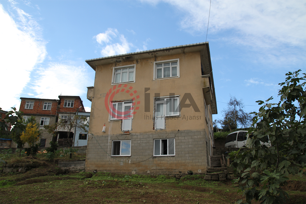 Bu evin balkon kapısı var ama balkonu yok