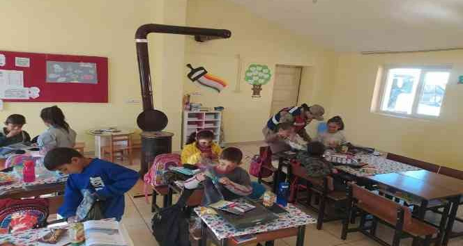 Jandarmadan öğrencilere kıyafet ve kırtasiye desteği