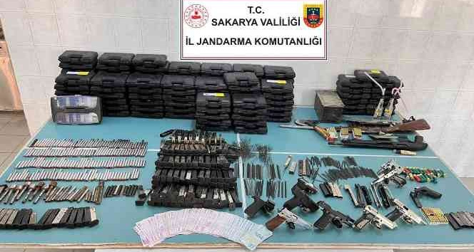 Ev değil silah atölyesi: Kurusıkı tabancaları gerçeğine çeviriyorlardı