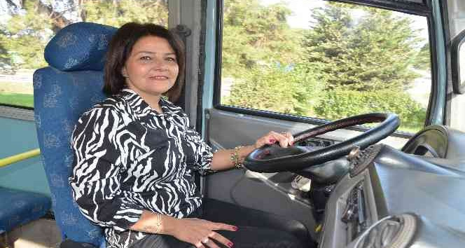 Eşinin elinden dolmuşu aldı, meslekte erkeklere taş çıkartıyor