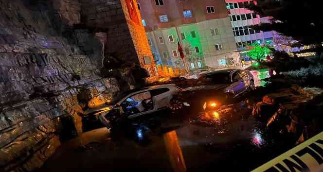Otomobiller süs havuzuna çarptı: 1 ölü, 4 yaralı