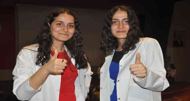 İkizler üniversitede de ayrılmadı, birlikte önlük giydi