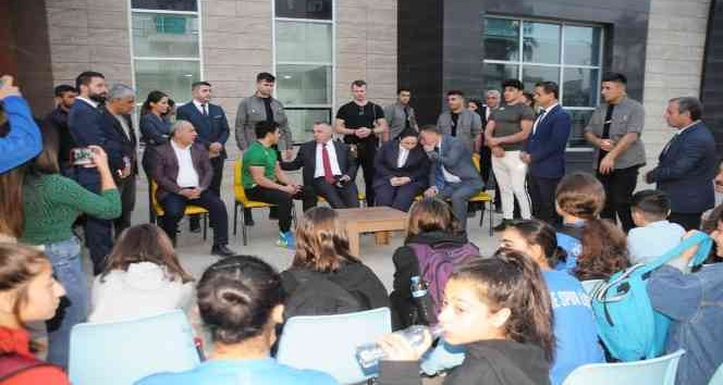 Şırnak Valisi Bilgin, gençlik merkezinde öğrencilerle bir araya geldi
