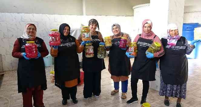 Yozgat’ta kadınlar, daha önce evlerde ürettikleri turşunun seri üretimine geçti