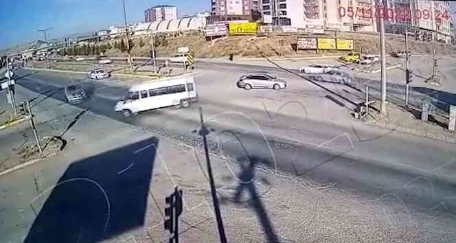 Yolcu minibüsü ile pikabın çarpıştığı kaza kamerada: 4 yaralı