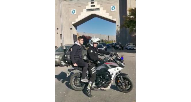 Kimliğini unutan adayın yardımına polis yetişti
