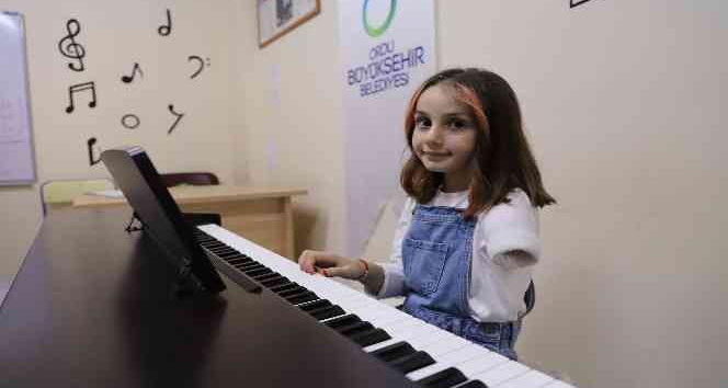 Kızının sol yanı oldu