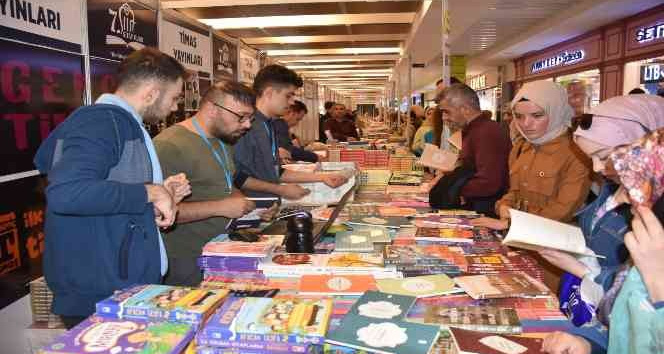 Siirt Kitap Fuarı’na her kesimden yoğun ilgi