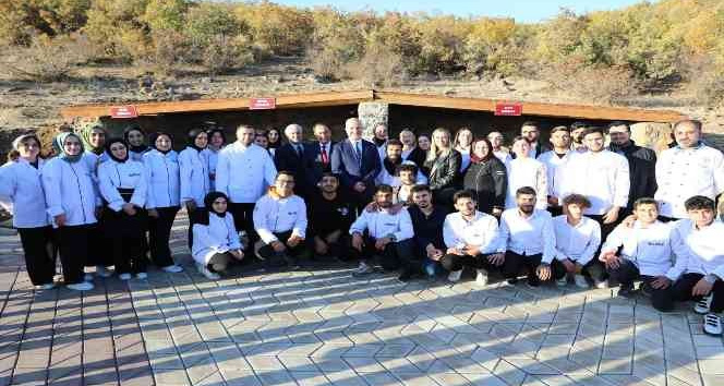 YÖK Başkanı Özvar Bingöl’de öğrencilerle bir araya geldi