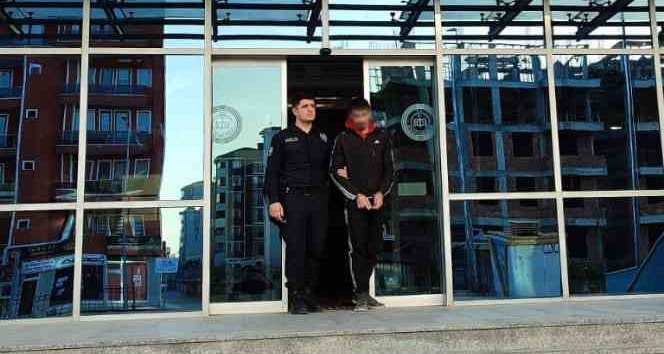 Yağ tenekelerini çalmak üzereyken suçüstü yakalandı