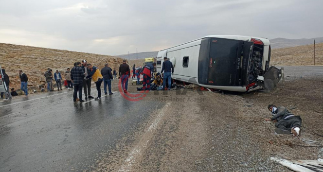 Sivasta göçmenleri taşıyan otobüs devrildi, çok sayıda ölü ve yaralı var