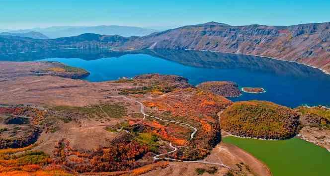 Kışa hazırlanan Nemrut Krater Gölü’nde renk cümbüşü