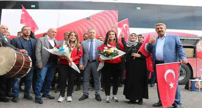 Dünya şampiyonu Eda’ya davullu zurnalı karşılama