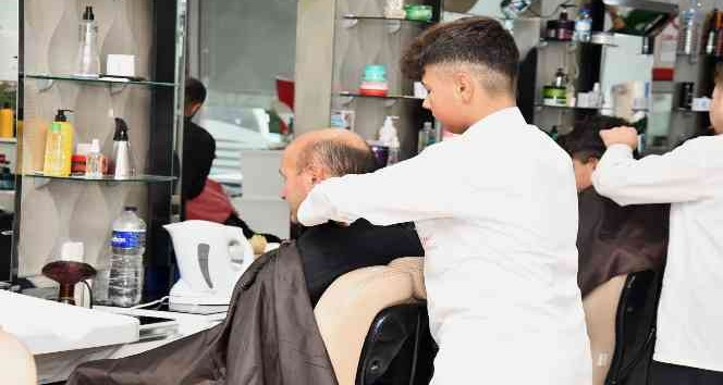 Başkan Oral’dan berber çırağına ilk tıraş jesti