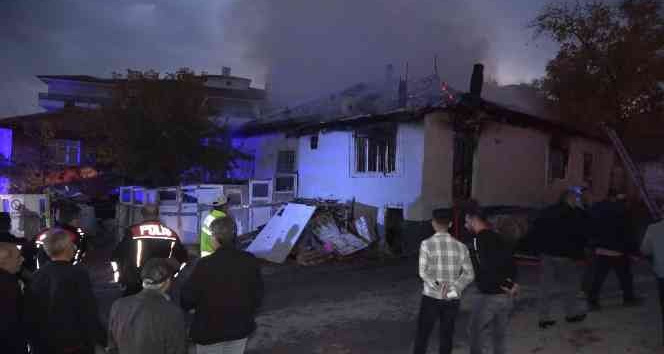 Çocuklar evi yaktı, alevleri gören yaşlı adamın feryadı yürek burktu