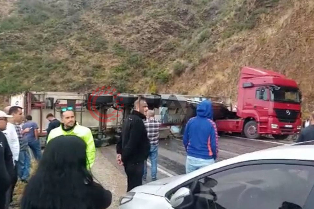Tır devrildi, Mersin-Antalya yolu 3 saat ulaşıma kapandı
