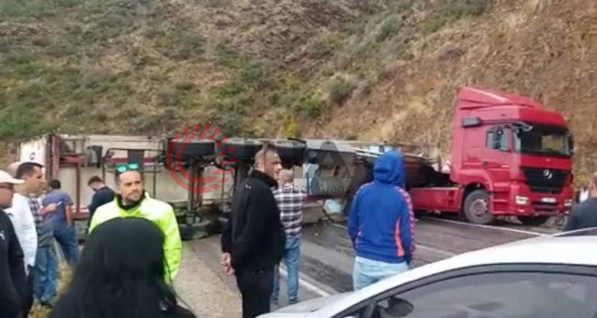 Tır devrildi, Mersin-Antalya yolu 3 saat ulaşıma kapandı