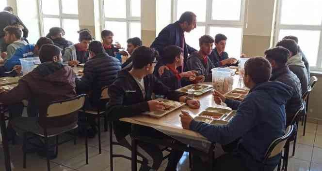 Çıldır Milli Eğitim Müdürü Yıldız pansiyon öğrencileri ile bir araya geldi