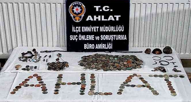 Bitlis’te sikke ve tarihi eser ele geçirildi