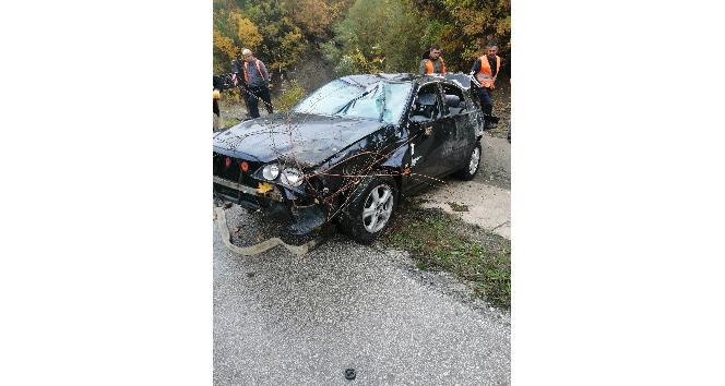 Otomobil dereye devrildi: 3 yaralı