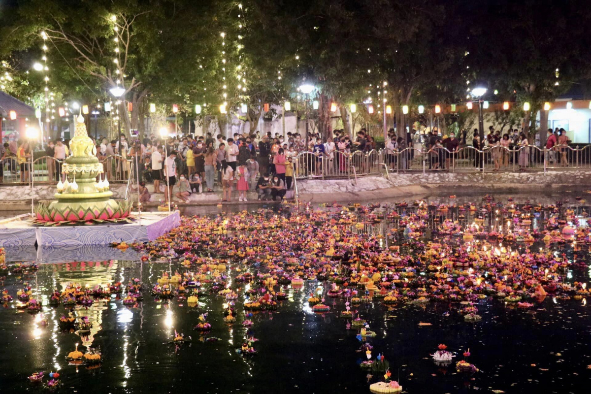 Tayland'daki Loy Krathong Festivali renkli görüntülere sahne oldu