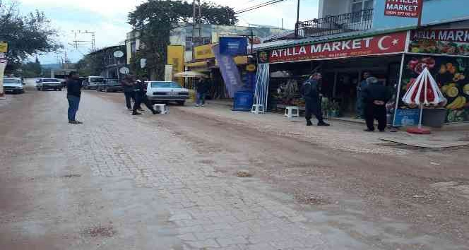 Bakkalı kurşunladılar, müşteri vuruldu