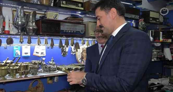 Osmanlı’dan günümüze kadar ulaşan yüzlerce antikayı iş yerinde sergiliyor