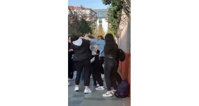 Lise önünde kızların saç saça baş başa kavgası kamerada