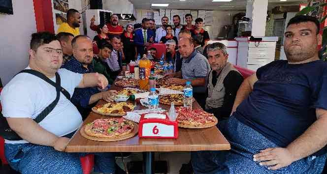 Özel gereksinimli bireyler önlüğü taktı mutfağa girdi, halay eşliğinde hem pişirdi hem de yedi