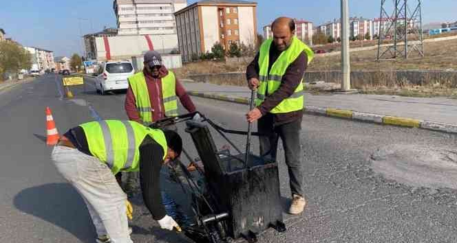 Asfalt yama çalışmaları aralıksız sürüyor