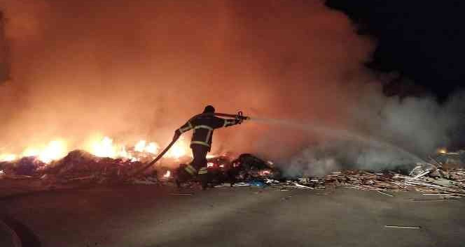 Sanayi bölgesinde çıkan yangın, büyümeden söndürüldü
