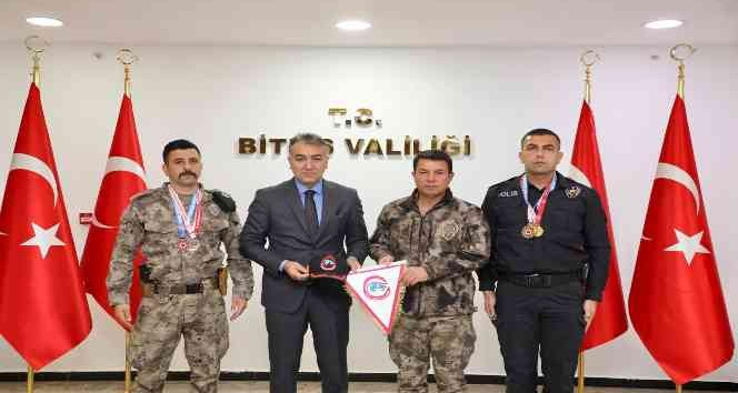 Vali Çağatay, dereceye giren kick boksçu polisleri kabul etti
