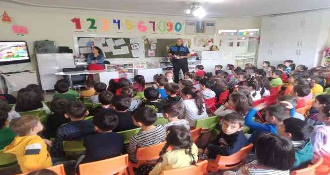 Polis anaokulu öğrencilerini bilgilendirdi