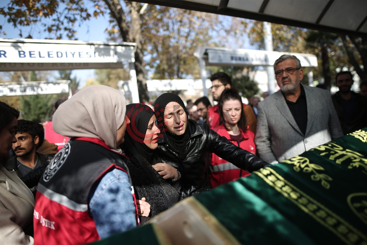 Bursa'da b�y�k ac�...9 tabut yan yana