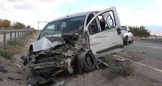 Kaza yapan araçlara çarpmamak için bariyerlere daldı: 2’si çocuk 5 yaralı