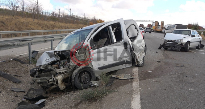 Kaza yapan araçlara çarpmamak için bariyerlere daldı: 2si çocuk 5 yaralı