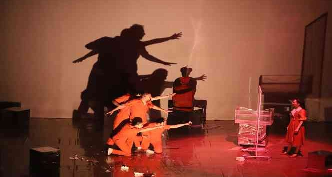 NEVÜ’de ‘Hiç Kimse’ adlı tiyatro oyunu sahnelendi