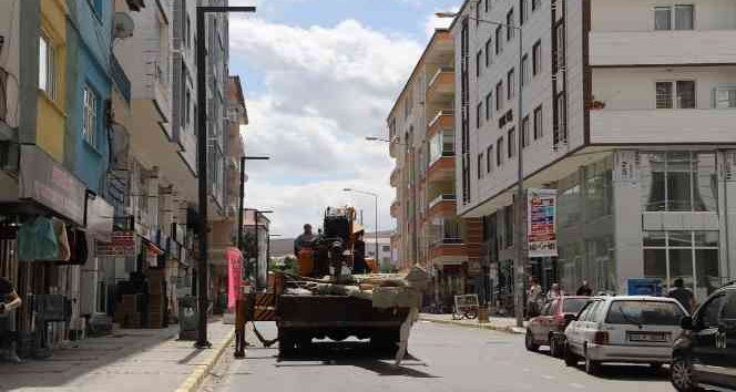 Lise caddesi, yeni aydınlatma direkleriyle hayranlık uyandırıyor