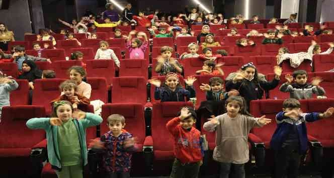 Çocuklar dijital sinemada Doru çizgi filmini izledi