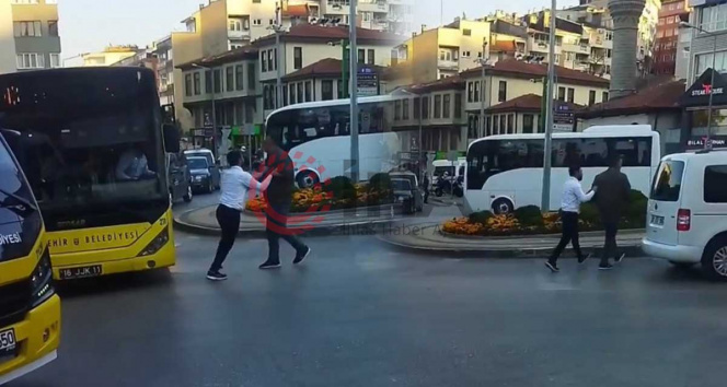 Bursada hafif ticari araç ve belediye otobüsü sürücüsü arasında bıçaklı kavga