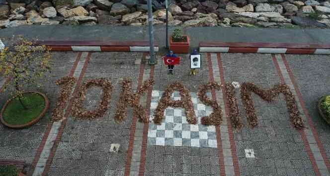 Temizlik işçileri sonbahar yapraklarından 10 Kasım yazdı