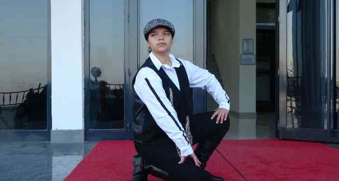 Atatürk’ü zeybek oynarken canlandıran kız öğrenci büyük beğeni topladı