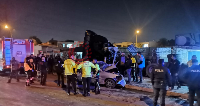 İzmirde otomobile çarpan tır otobüs durağına daldı: 3ü ağır 5 yaralı