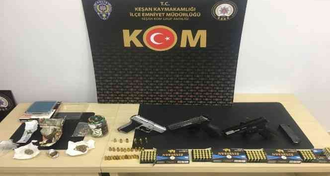 Polisin baskın yaptığı evden mini cephanelik çıktı