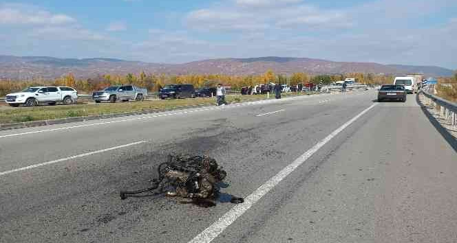 Kaza yapan otomobilin motoru yola fırladı