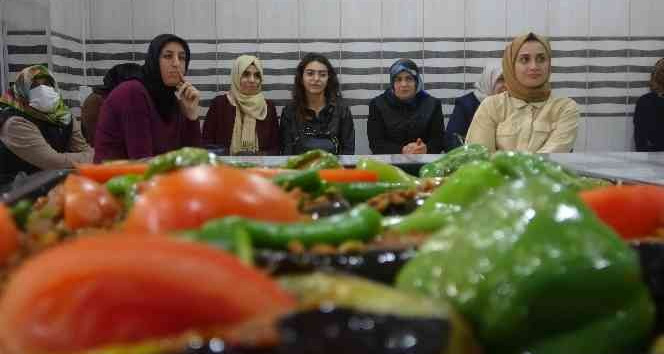 Aşçılık kursuna giden kadınlar kendi iş yerlerini açmayı hedefliyor