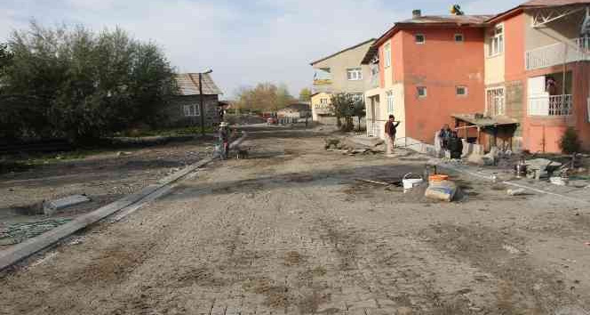 Malazgirt Belediyesi yol ağını genişletiyor
