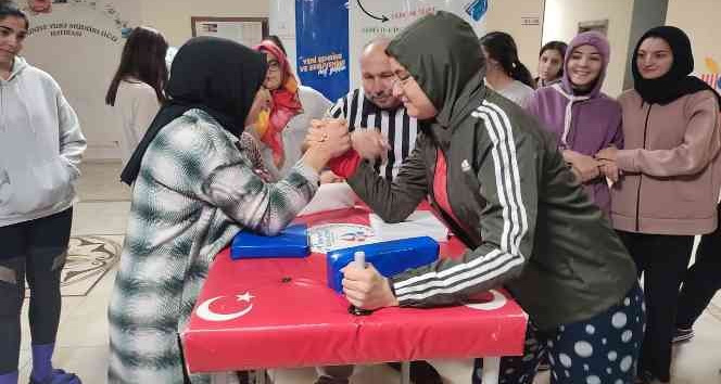 Karaman’da bilek güreşi turnuvası düzenlendi