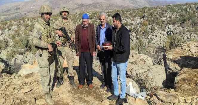 Şehit babalarından 12 Kasım Uzman Çavuşlar Günü’nde uzman çavuşlara pastalı kutlama