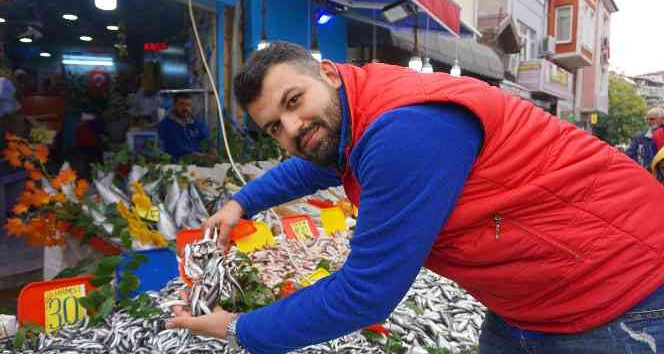 Sezona 80 liradan başlayan hamsinin fiyatı 30 liraya düştü